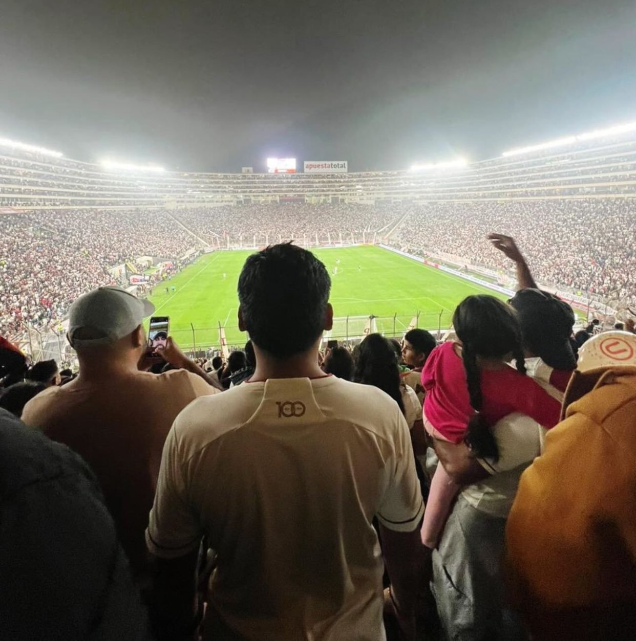  梅西迎来十五赛季出色发挥，巴黎圣日耳曼观众热烈欢呼！引发球迷热议