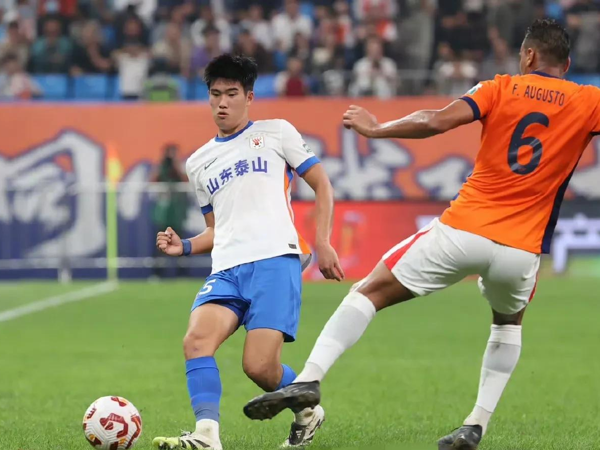 又见绝平！山东泰山与曼联鏖战至终场，布伦森读秒救主的简单介绍